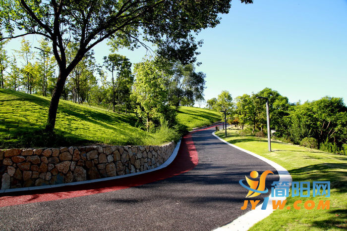 简阳鳌山公园一道精神文明建设别致的风景