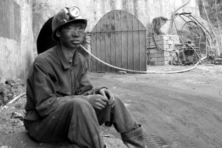 17岁的儿子蒲志钢辍学到煤矿挖煤挣钱救母